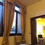 Odoni Aparthotel 4*